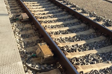 München: Mann fragt Fremden an Bahnsteig nach Zigarette, der schubst ihn ins Gleisbett