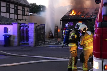 Riesen-Rauchwolke löst Warn-App aus: Schuppenbrand sorgt für Großeinsatz in Sachsen
