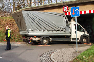 Transporter kracht gegen Bahnbrücke und bleibt stecken