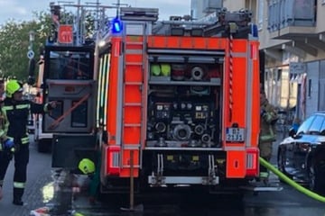 Berlin: Feuer bricht in Hellersdorfer Wohnhaus aus: Mensch lebensgefährlich verletzt