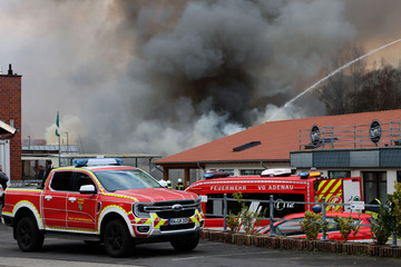 Riesige Rauchsäule, umliegende Gebäude geräumt: Feuerwehr-Großeinsatz an Baumarkt