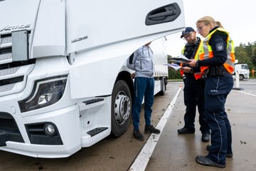 Mann landet nach Auffahrunfall mit Lkw schwer verletzt im Krankenhaus