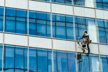 Am Wolkenkratzer: Mann durchschneidet Sicherungsseil von Fensterputzer