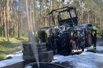 Brennender Traktor: Flammen greifen auf Wald über