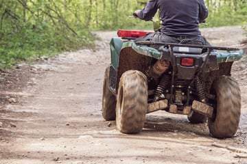Alkoholfahrt endet mit Crash: Quadfahrer flüchtet von Unfallstelle