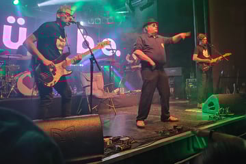 Kapelle Petra begeistern mit Wehmut und Witz im Columbia-Theater Berlin