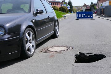 Loch im Asphalt! Sächsische Straße abgesackt