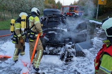 Dresden: Autobrand in Dresden: BMW fängt während der Fahrt Feuer