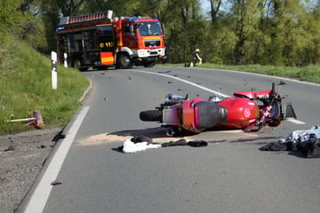 Motorrad kracht mit Auto zusammen: Biker schwer verletzt