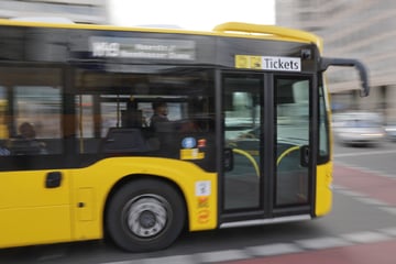 Bus muss plötzlich notbremsen: 16 Verletzte in Neukölln