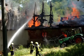 Großer Feuerwehreinsatz im Vogtland: Scheune und Wohnhaus brennen nieder