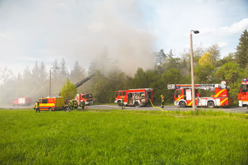 Gartenlaube und Wohnhaus in Flammen: Kripo ermittelt