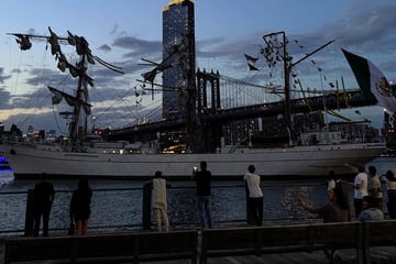 Schock in New York: Segelschiff rammt berühmte Brooklyn Bridge - Zwei Tote, viele Verletzte