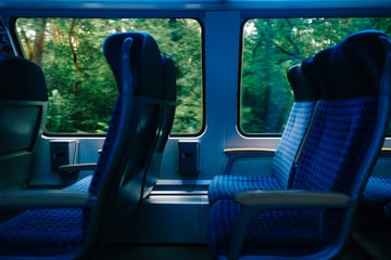 Mann starrt junge Frau in S-Bahn an - Dann wird's richtig widerlich