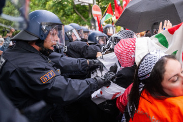 Berlin: Polizist bei Demonstration niedergetrampelt und schwer verletzt