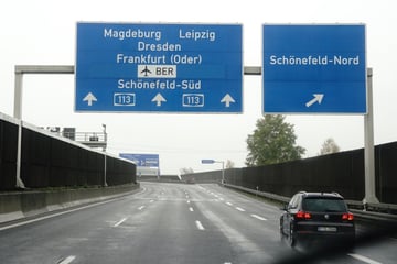 Lkw mit Sperrmüll fängt Feuer und sorgt für Autobahn-Frust: A113 gesperrt