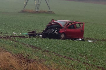 Unfall auf Autobahnzubringer: Auto überschlägt sich mehrfach