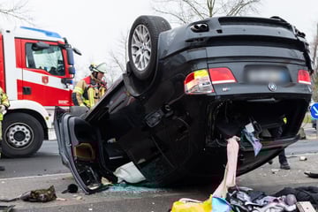 BMW-Fahrer überschlägt sich mehrfach: Beifahrerin greift Schüler und Ersthelfer an