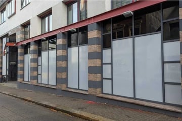 Leipzig: Mit Steinen und Farbe: Gruppe randaliert vor Polizeiwache und legt Feuer in Leipzig-Connewitz