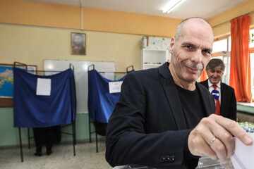 Anstiftung zum Drogenrausch? Griechischer Krisen-Minister nach Podcast-Beichte vor Gericht