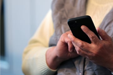 "Hilfsbereit" war sie nur beim Klauen: Frau bestiehlt Seniorin auf eiskalte Art und Weise