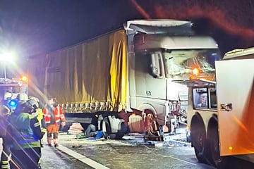 Unfall A66: Zwei Sattelzüge krachen zusammen: Ein Verletzter, Sperrung der A66