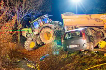 Traktor und Auto kollidieren auf Kreisstraße: Beide Fahrer in Lebensgefahr