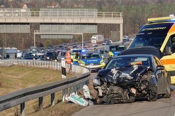 Unfall A4: Unfall am Dreieck Nossen: Fahrer will noch schnell auf die A14 wechseln, dann knallt es