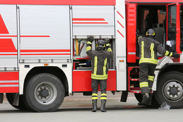 Fünf Fahrzeuge und eine Werkstatthalle stehen in Flammen: Zwei Verletzte!