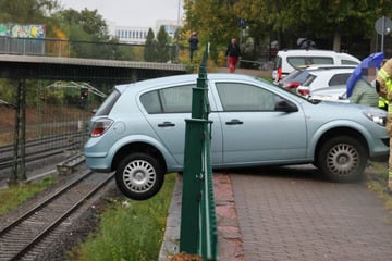 Gas mit Bremse verwechselt: Opel durchbricht Metallzaun und landet fast auf Bahngleisen