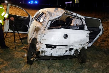 Tödlicher Unfall in Sachsen: VW überschlägt sich mehrfach, Fahrer (†21) stirbt