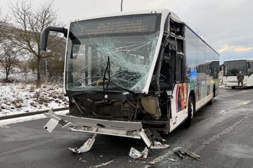 Bus will abbiegen, setzt Blinker und wird trotzdem von Lkw überholt