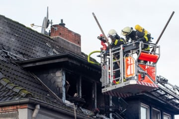 Hamburg: Dachgeschosswohnung in Flammen! Wichtige Verkehrsader gesperrt