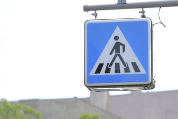 Rentner von Transporter erfasst: Schwerer Unfall an Zebrastreifen