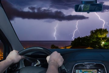 Frau filmt gruseligen Moment, als ein Blitz ins Auto einschlägt - drin sitzen ihr Mann und drei Kinder