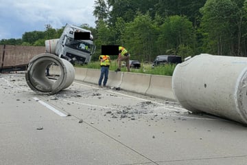 Unfall A4: Betonröhren liegen nach Lkw-Unfall auf A4: Sperrung Richtung Dresden und Frankfurt