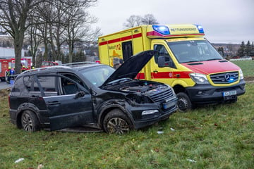 Unfall im Erzgebirgskreis: SUV kracht gegen Baum