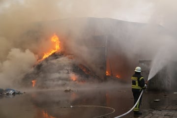 Feuer auf Recyclinghof: Mehr als 350 Einsatzkräfte kämpfen vor Ort gegen Flammen