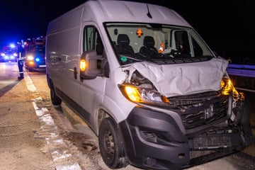 Unfall A72: Unfall auf A72: Transporter kracht auf Sattelauflieger