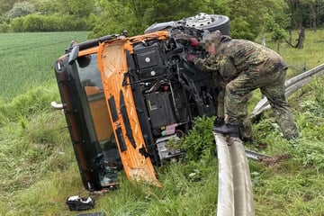 Bundeswehr-Kehrmaschine kracht mit Opel von Rentnerin zusammen