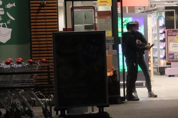 Berlin: Bewaffnete überfallen REWE-Markt in Britz - Täter noch auf der Flucht!