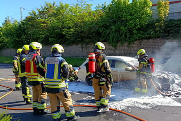 Taxi in Vollbrand: Dreiste Gaffer machen Feuer-Selfie