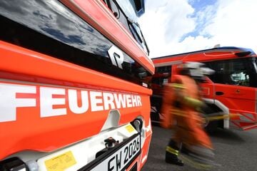 Feuerwehr im Großeinsatz: Lagerhalle droht einzustürzen, Nina-App löst aus