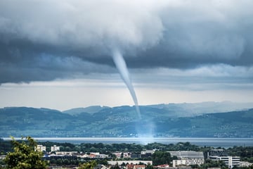 Spektakulär: Windhose fegt über den Bodensee