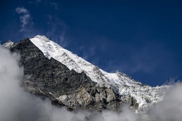 Alarm in kleinem Bergdorf! 250.000-Tonnen-Eisbrocken droht, ins Tal zu stürzen