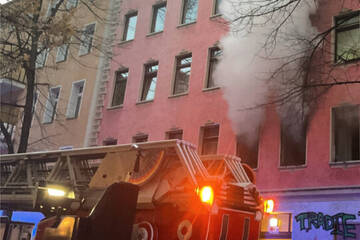 Berlin: Wohnung brennt in Berlin-Neukölln: Falschparker behindern Feuerwehr