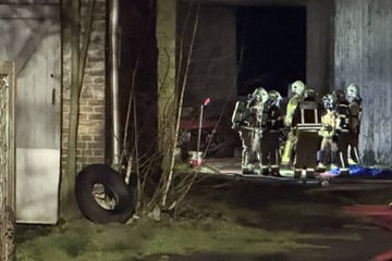 Feuerwehr löscht brennendes Auto: Anwohner attackiert Retter mit Flasche!