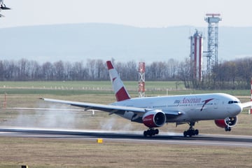 Plötzliche Panik im Flugzeug: Pilot kommt mit Atemschutz und Feuerlöscher!