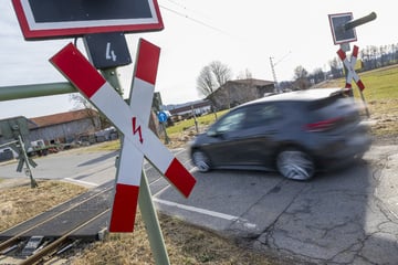 Zug kracht in Auto: Fahrer hat Glück im Unglück