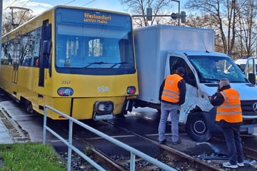 Laster kollidiert mit Stadtbahn in Stuttgart: 10-Jährige wird verletzt